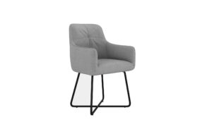 De Stoel Arne Bjorn Fabric Light Grey is een moderne fauteuil met een licht gebogen rugleuning en zwarte metalen sledepoten, bekleed met lichtgrijze stof tegen een witte achtergrond.