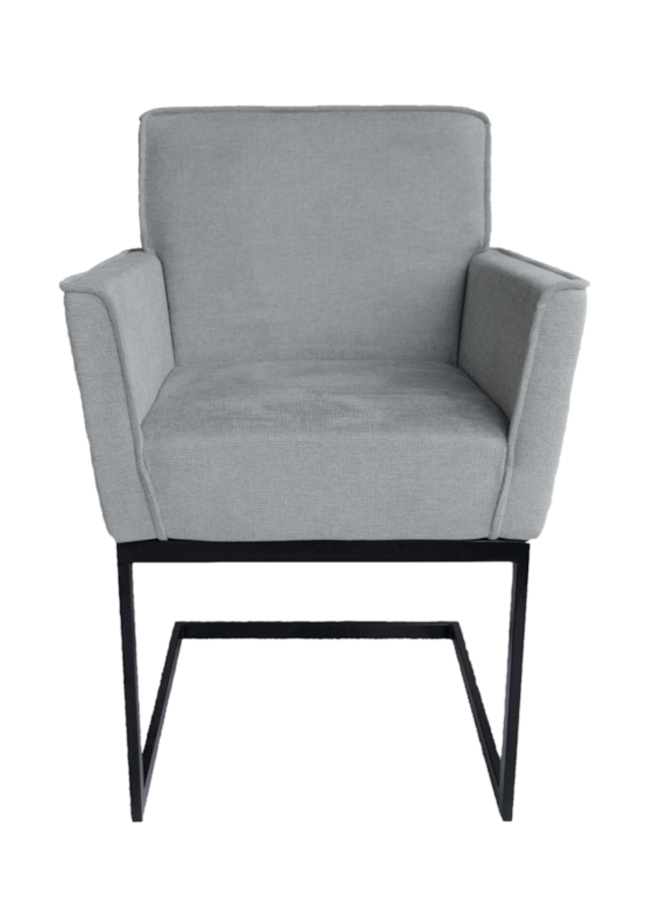 De Stoel Henry Brego 02 Light Grey is een moderne fauteuil met lichtgrijze bekleding, vierkante armleuningen en een sledevoet van zwart metaal, tegen een witte achtergrond.
