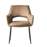 De Stoel Mike New York Brown heeft een tan suède-achtige zitting en rugleuning, open zijkanten en slanke zwarte metalen poten, afgebeeld tegen een witte achtergrond.