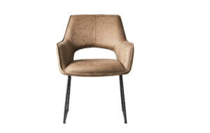 De Stoel Mike New York Brown heeft een tan suède-achtige zitting en rugleuning, open zijkanten en slanke zwarte metalen poten, afgebeeld tegen een witte achtergrond.