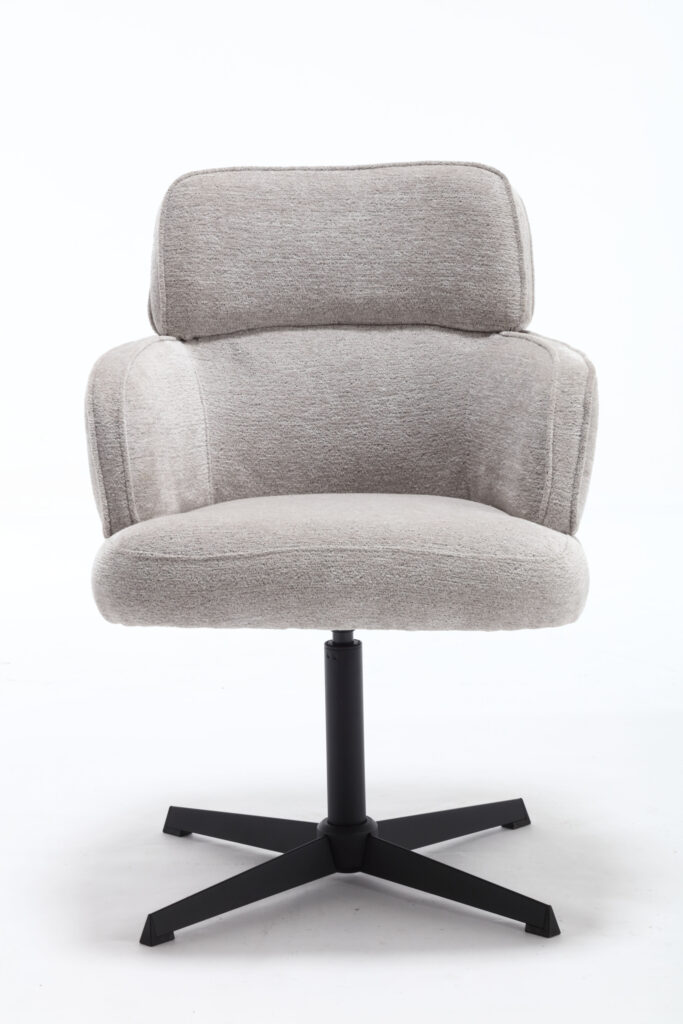 De Stoel Max Picasso Silver Lining is een moderne draaistoel in lichtgrijze bekleding met een hoge rugleuning en zwart metalen onderstel, tegen een effen witte achtergrond.