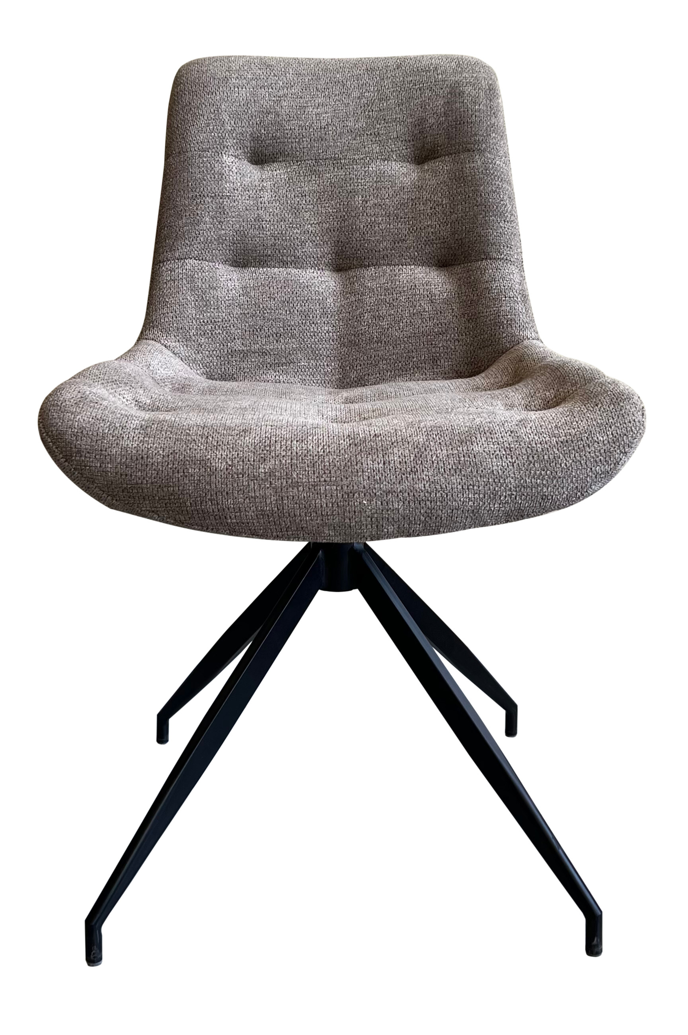 De Stoel Ella Brego Warm Grey is een moderne loungestoel met een beklede zitting en rugleuning in beige stof met textuur, subtiele knopen en vier zwarte metalen poten in een gespreid driepootvormig onderstel.