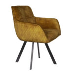 De Stoel Peter Macau Gold / Cuoio / Amber is een modern gestoffeerde fauteuil in mosterdgeel met doorgestikt ruitpatroon aan de zijkant en vier schuine zwart metalen poten, afgebeeld tegen een witte achtergrond.