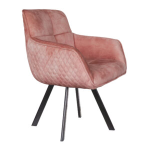 De Stoel Peter Macau Coral / Rose is een moderne fauteuil met roze gewatteerde bekleding en schuine zwarte metalen poten tegen een witte achtergrond.