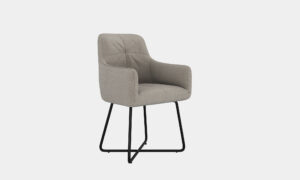 De Stoel Arne Bjorn Fabric Creme is een moderne fauteuil met crèmekleurige bekleding, een gecapitonneerde zitting en rugleuning en slanke zwarte metalen poten in een hoekig ontwerp, tegen een effen witte achtergrond.