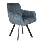 Stoel Peter Macau Azur / Petrol: Moderne donkergrijze gestoffeerde fauteuil met gewatteerde zijkanten, schuine rugleuning en vier zwarte metalen poten, geïsoleerd afgebeeld op een witte achtergrond.