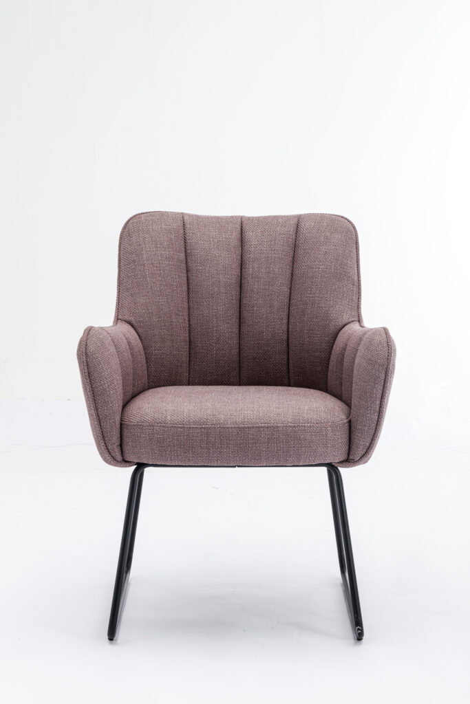 De Stoel Kevin Bjorn Fabric Lavender fauteuil heeft een gestructureerde lavendelkleurige bekleding, gebogen armleuningen, verticale stiksels op de rugleuning en slanke zwarte metalen poten, tegen een effen witte achtergrond.