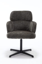De Stoel Max Picasso Beetle is een modern gestoffeerde stoel in donkergrijze stof, met een gecapitonneerde zitting en rugleuning, armleuningen en een zwart metalen draaivoet met vijf poten, afgebeeld tegen een witte achtergrond.