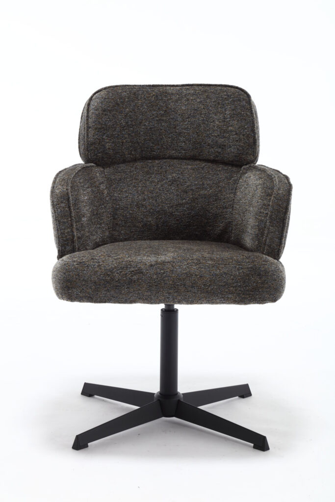 De Stoel Max Picasso Beetle is een modern gestoffeerde stoel in donkergrijze stof, met een gecapitonneerde zitting en rugleuning, armleuningen en een zwart metalen draaivoet met vijf poten, afgebeeld tegen een witte achtergrond.