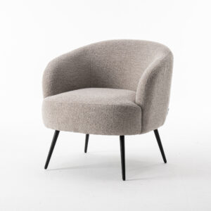 De Laura fauteuil Stof Teddy Natural 01 heeft een bekleding van natuurlijke teddystof, een afgeronde rugleuning en slanke zwarte metalen poten, tegen een effen witte achtergrond.