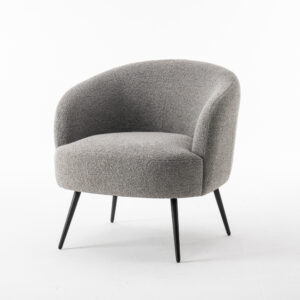 De Laura fauteuil Stof Teddy Steel 149 is een moderne grijs gestoffeerde accentstoel met een gebogen rugleuning en zwarte gehoekte metalen poten, afgebeeld tegen een effen witte achtergrond.