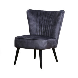 De Fauteuil Eva Stof Aurora Velours Antraciet is een moderne accentstoel zonder armleuningen met donkergrijze fluwelen bekleding, verticale stiksels op de rugleuning en vier schuine zwarte houten poten.