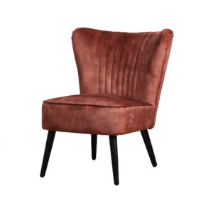 De Fauteuil Eva Stof Aurora Velours Copper is een moderne accentstoel zonder armleuningen met een bekleding van koperfluweel, verticale tufting op de rugleuning en vier schuine zwarte houten poten.