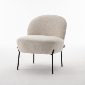 De Baudin fauteuil Stof Teddy Ivory 101 is een moderne accentstoel met een ronde, gestoffeerde ivoorkleurige zitting en rugleuning op slanke zwart metalen poten, tegen een effen witte achtergrond.