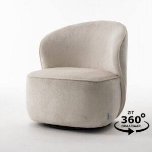 De Sammy Draaifauteuil Stof Loris #01 Cream is een moderne, lichtbeige draaistoel met een afgeronde rugleuning en zitting, zwart onderstel en 360° draaifunctie, afgebeeld op een witte achtergrond.