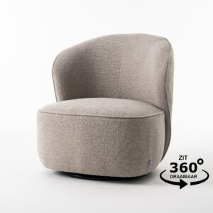 De Sammy Draaifauteuil Stof Teddy #01 Natural is een moderne, lichtbeige draaistoel met een gebogen rugleuning en pluche bekleding. Weergegeven op een witte achtergrond, toont een grafiek "Zit 360° Draaibaar," die de volledige rotatie benadrukt.