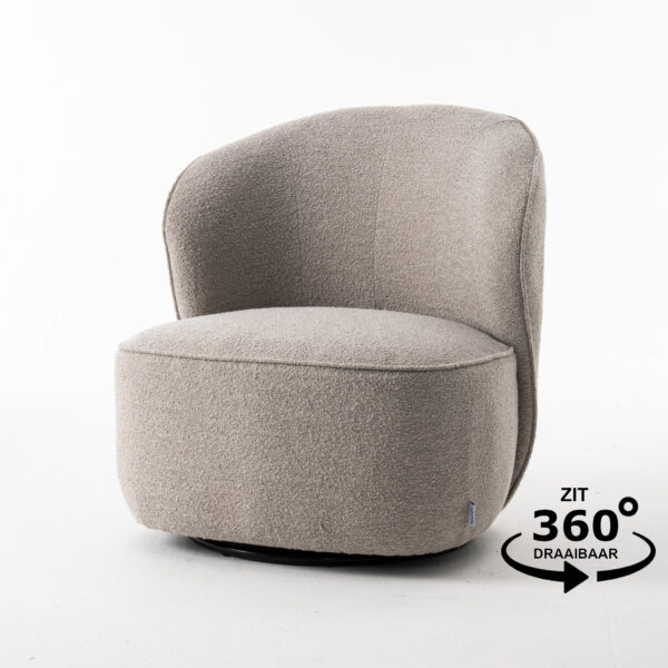 De Sammy Draaifauteuil Stof Teddy #01 Natural is een moderne, lichtbeige draaistoel met een gebogen rugleuning en pluche bekleding. Weergegeven op een witte achtergrond, toont een grafiek "Zit 360° Draaibaar," die de volledige rotatie benadrukt.