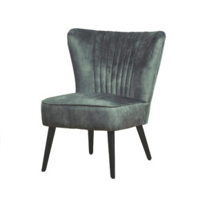 De Fauteuil Eva Stof Aurora Velours Hunter is een donkergrijze fluwelen accentstoel met een verticale getufte rugleuning en zwarte schuine poten tegen een witte achtergrond.