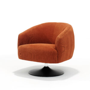 De Jordi draaifauteuil Ribstof Copper is een moderne draaistoel met een roestkleurige ribfluwelen bekleding en een ronde zwarte sokkel, afgebeeld tegen een effen witte achtergrond.