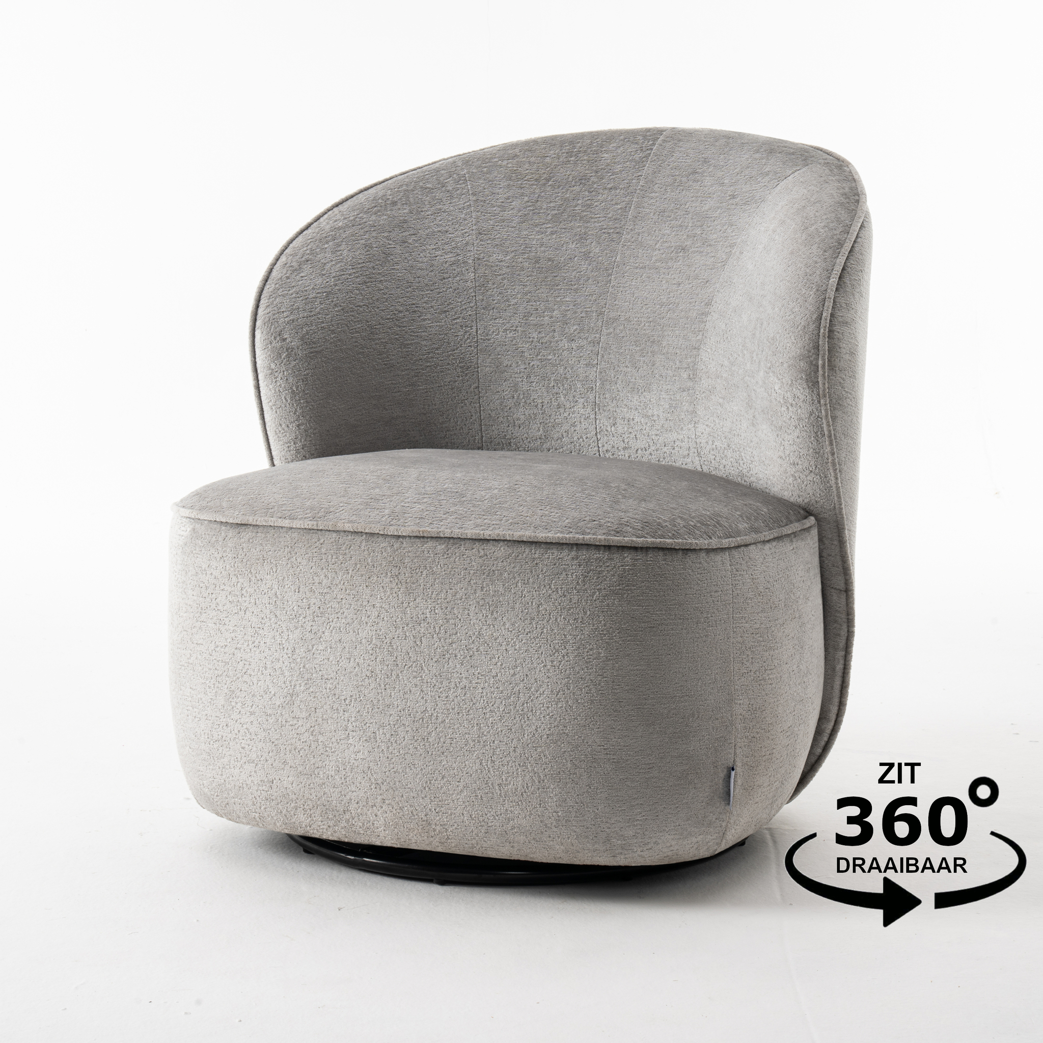 De Sammy Draaifauteuil Stof Loris #08 Grijs is een moderne grijze draaifauteuil met een pluche stoffen bekleding, een afgeronde rugleuning en een dikke zitting met kussens. Een 360°-icoon geeft aan dat de stoel volledig kan draaien. De achtergrond is wit.