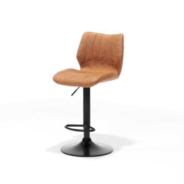 De Barkruk Bobby zwart heeft een gevoerde Soft Cognac stoffen zitting en rugleuning met verticale stiksels, een zwart metalen voetstuk, voetensteun en in hoogte verstelbare hendel - een moderne barkruk voor elke omgeving.
