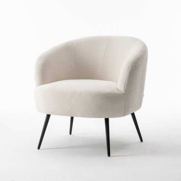 De Laura fauteuil Stof Teddy Ivory 101 is een moderne fauteuil met een gebogen rugleuning, bekleed met ivoorkleurige Teddy-stof en voorzien van vier slanke, schuine zwarte poten tegen een effen witte achtergrond.