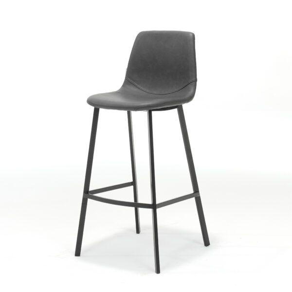 De Barkruk Bari Zwart Stof Vintage Zwart is een moderne barkruk met een zwart metalen frame, vier poten en een lage gebogen rugleuning in donkergrijze stoffering, weergegeven tegen een witte achtergrond.