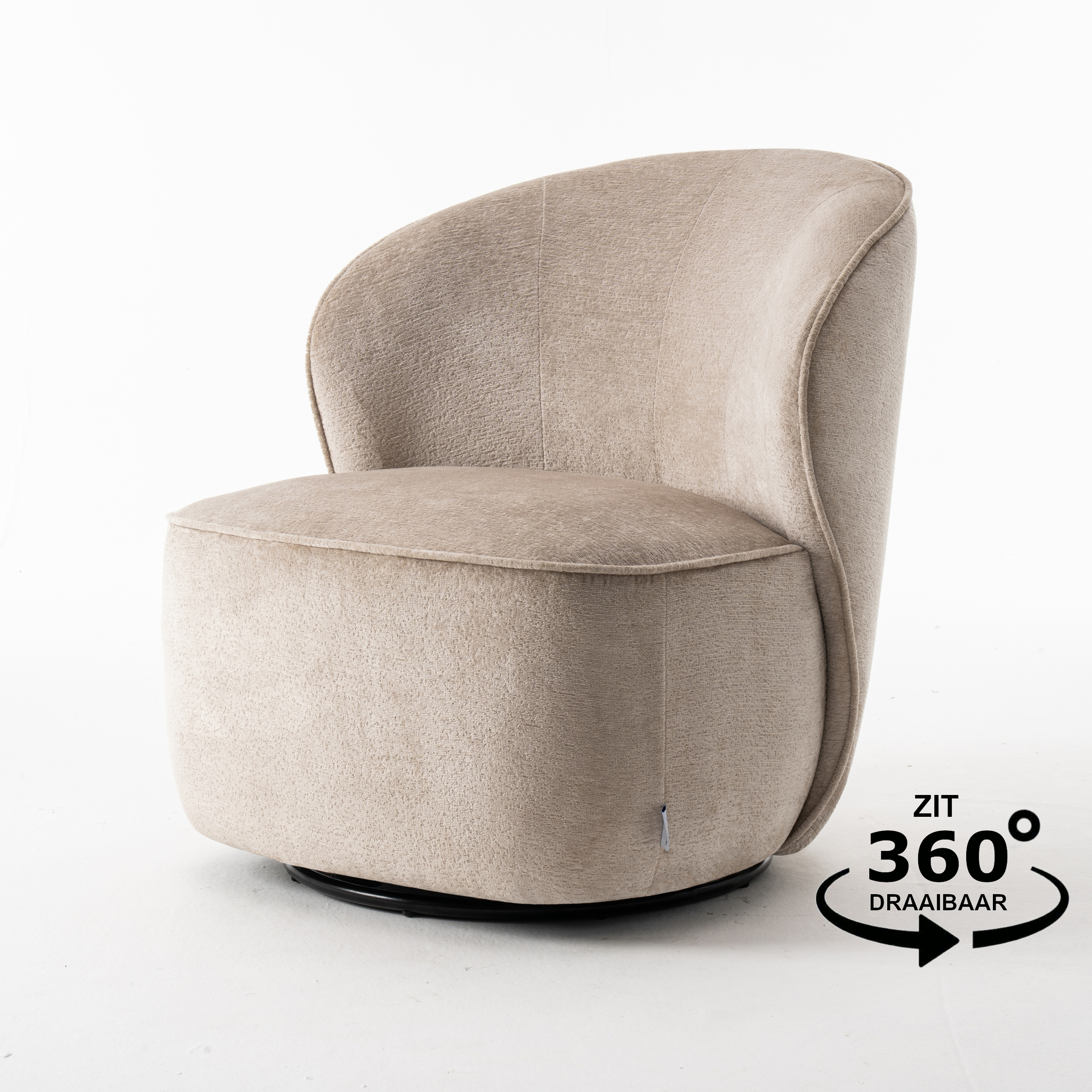 De Sammy Draaifauteuil Stof Loris #05 Beige is een beige gestoffeerde draaistoel met een ronde rugleuning en zonder armleuningen, afgebeeld op een witte achtergrond. Een grafiek benadrukt de 360 graden draaifunctie.