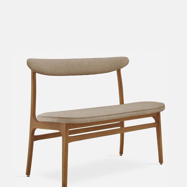 De 200-190 Bank Boucle Beige Dark Wood heeft een minimalistisch ontwerp met strakke lijnen, een frame van donker hout en een met lichtbeige boucle beklede zitting en rugleuning tegen een effen witte achtergrond.