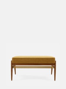 De FOX Bank 90 Boucle Mustard Dark Wood heeft een mosterdgele zitting met kussens en een plank van donker houten latten tegen een effen witte achtergrond.