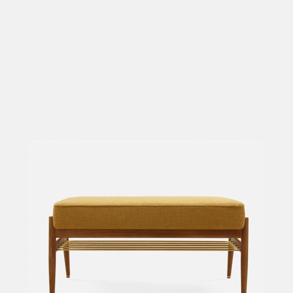 De FOX Bank 90 Boucle Mustard Dark Wood heeft een mosterdgele zitting met kussens en een plank van donker houten latten tegen een effen witte achtergrond.
