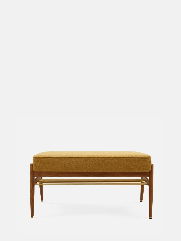 De FOX Bank 90 Boucle Mustard Dark Wood heeft een mosterdgele zitting met kussens en een plank van donker houten latten tegen een effen witte achtergrond.