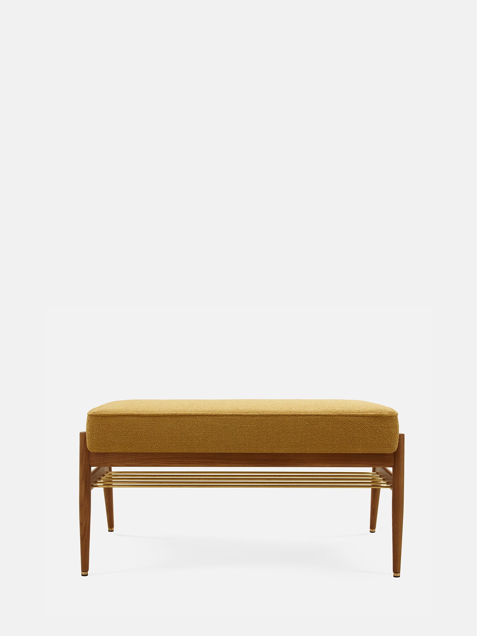 De FOX Bank 90 Boucle Mustard Dark Wood heeft een mosterdgele zitting met kussens en een plank van donker houten latten tegen een effen witte achtergrond.