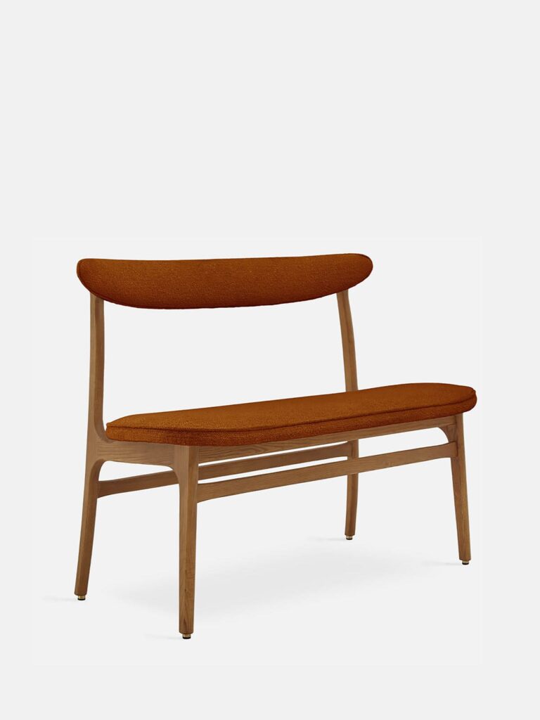 De 200-190 Bank Boucle Sierra Dark Wood heeft een mid-century modern ontwerp met een gebogen rugleuning en roestkleurige boucle gestoffeerde zitting en rugleuning, tegen een effen witte achtergrond.