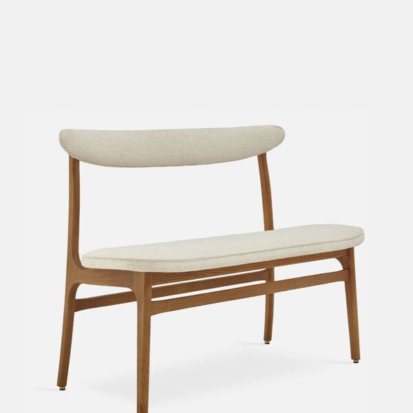 De 200-190 Bank Boucle Creme Dark Wood heeft een minimalistisch mid-century ontwerp met een lichtbeige gestoffeerde zitting en rugleuning, strakke lijnen en een frame van donker hout tegen een effen witte achtergrond.