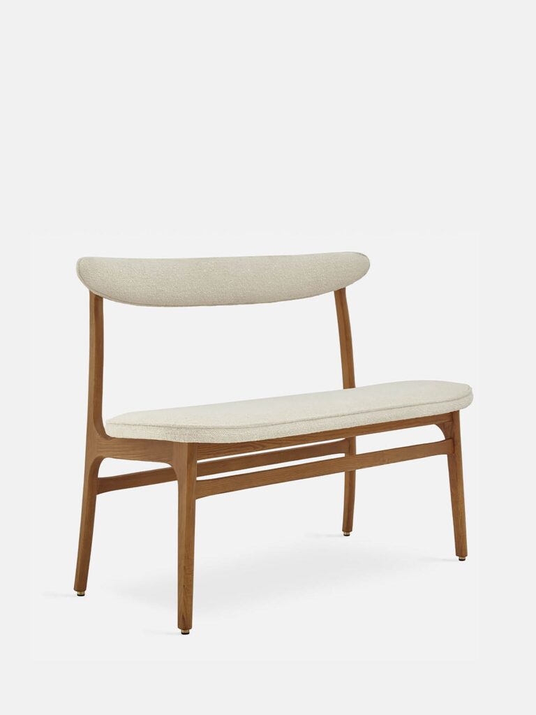 De 200-190 Bank Boucle Creme Dark Wood heeft een minimalistisch mid-century ontwerp met een lichtbeige gestoffeerde zitting en rugleuning, strakke lijnen en een frame van donker hout tegen een effen witte achtergrond.