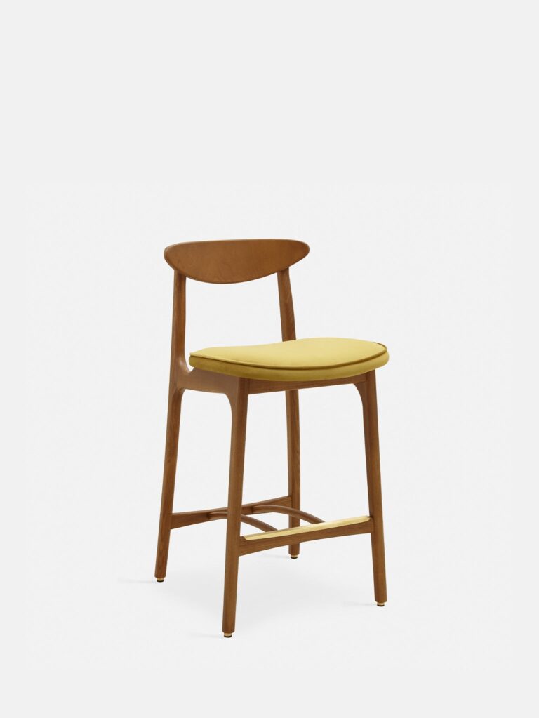 De 200-190 Barkruk S/65 heeft een gebogen rugleuning van donker hout en een met mosterdglans fluweel beklede zitting, tegen een effen witte achtergrond.