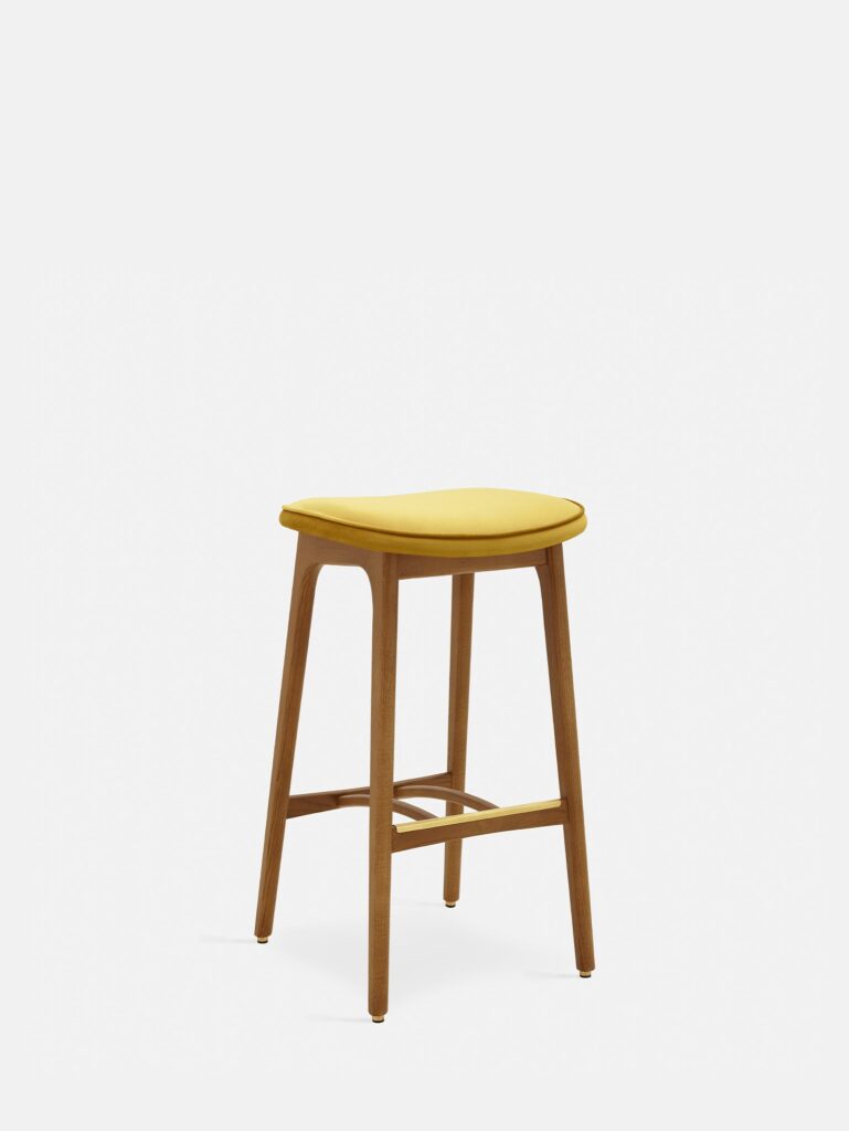De 200-190 Barkruk Basic M/75 heeft een donkerhouten frame met vier poten en een met mosterdglans fluweel beklede zitting, tegen een effen witte achtergrond.