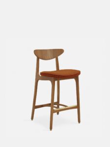 De 200-190 Barkruk S/65 heeft een gebogen rugleuning, een donkerhouten frame en een oranje boucle zitkussen tegen een effen witte achtergrond.