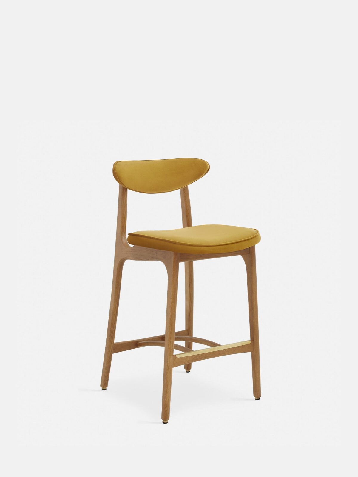 De 200-190 Barkruk S/65 Shine heeft een minimalistisch ontwerp met poten en frame van natuurlijk hout, gladde afgeronde hoeken en een gebogen rugleuning. Hij is voorzien van fluwelen mosterdgele kussens op de zitting en rugleuning voor een moderne stijl.