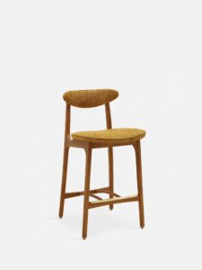 De 200-190 Barkruk S/65 Marble Mustard Dark Wood heeft een ronde rugleuning en een mosterdgele zitting met kussens tegen een effen witte achtergrond.
