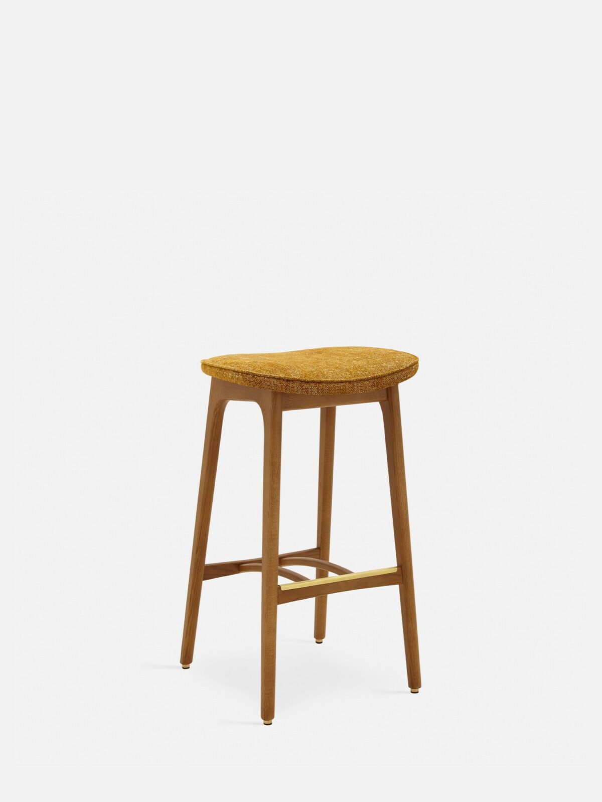 De 200-190 Barkruk Basic M/75 heeft een donkerhouten frame met vier poten en een gebogen marmeren mosterdzitting, tegen een effen witte achtergrond.
