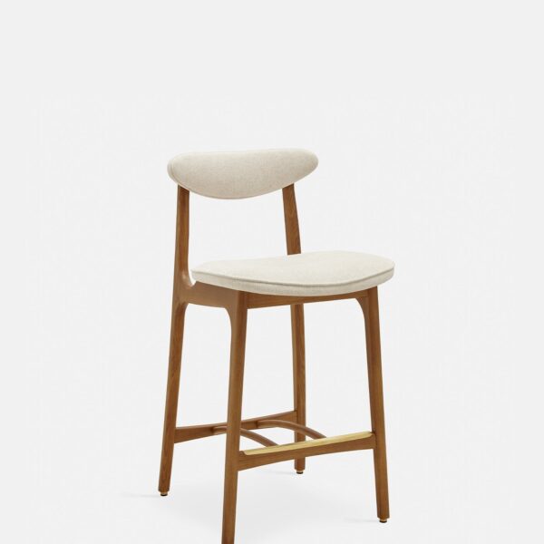 De 200-190 Barkruk S/65 heeft een modern minimalistisch ontwerp met een gebogen, lage rugleuning en een beklede zitting in marmerwitte stof. Slanke, schuine donkerhouten poten maken de look af tegen een effen witte achtergrond.