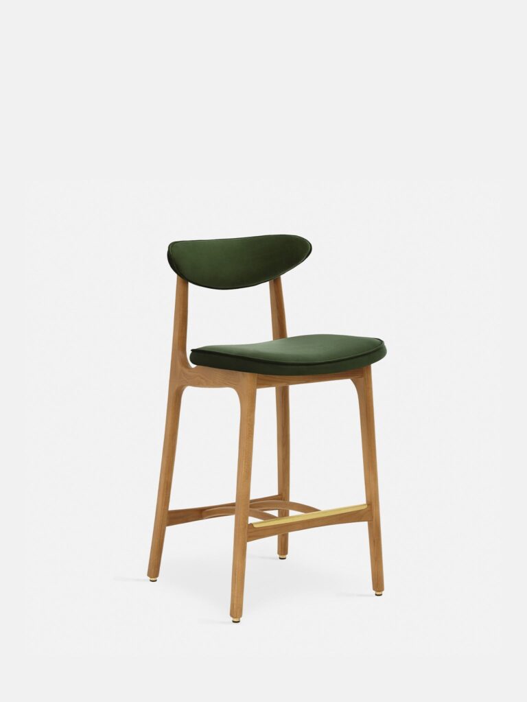 De 200-190 Barkruk S/65 heeft een gebogen zitting van groen fluweel en een ronde rugleuning, aangevuld met poten en onderstel van natuurlijk hout, allemaal tegen een effen witte achtergrond.