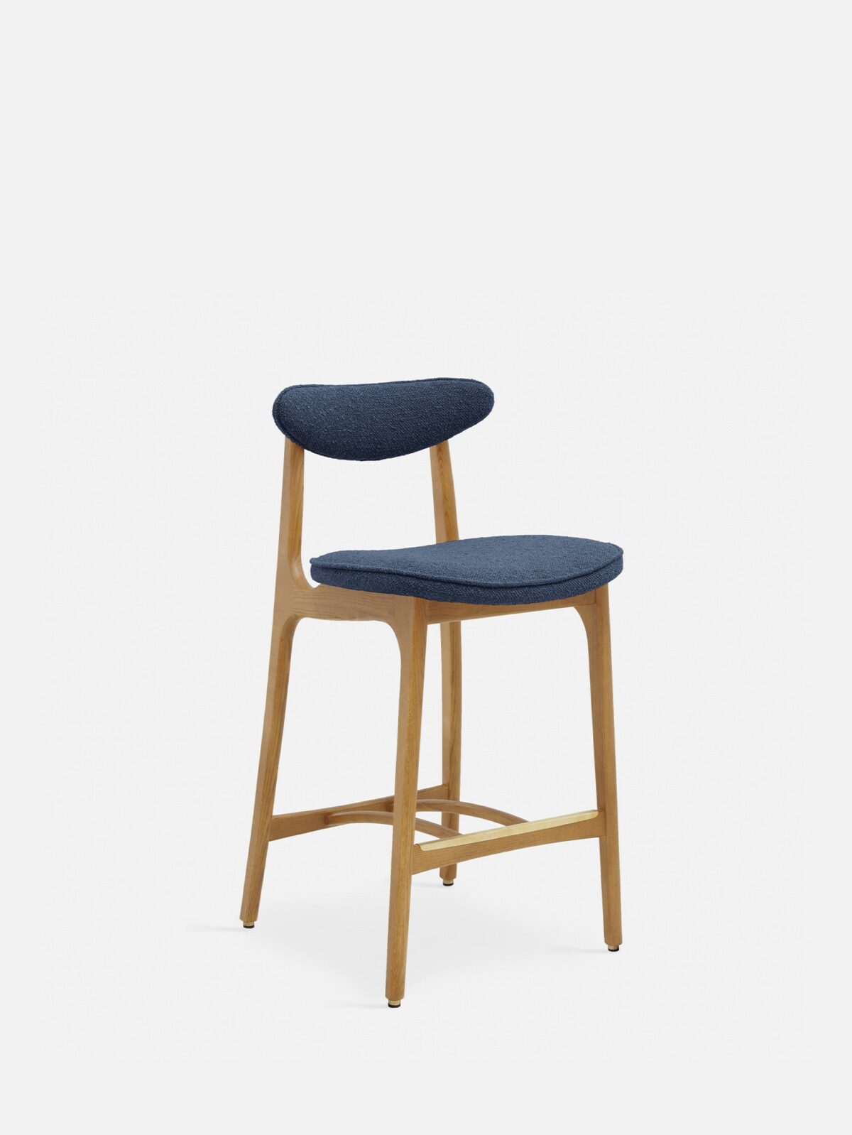 De 200-190 Barkruk S/65 heeft een moderne gebogen rugleuning, een frame van natuurlijk hout en een zitting bekleed met boucle denim stof, tegen een effen witte achtergrond.