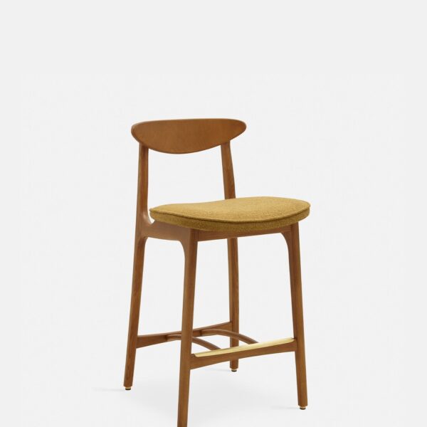 De 200-190 Barkruk S/65 heeft een frame van donker hout met een gebogen rugleuning en een met mosterdmix bouclé beklede zitting tegen een effen witte achtergrond.