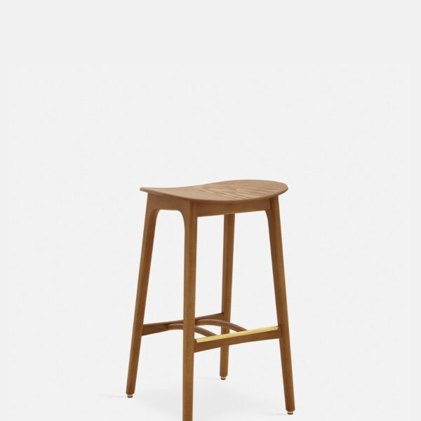 De 200-190 Barkruk Basic S/65 Timber ND Dark Wood heeft een gebogen zitting, vier schuine poten en een metalen voetsteun. Het minimalistische ontwerp en de afwerking in donker hout steken af tegen een effen witte achtergrond.