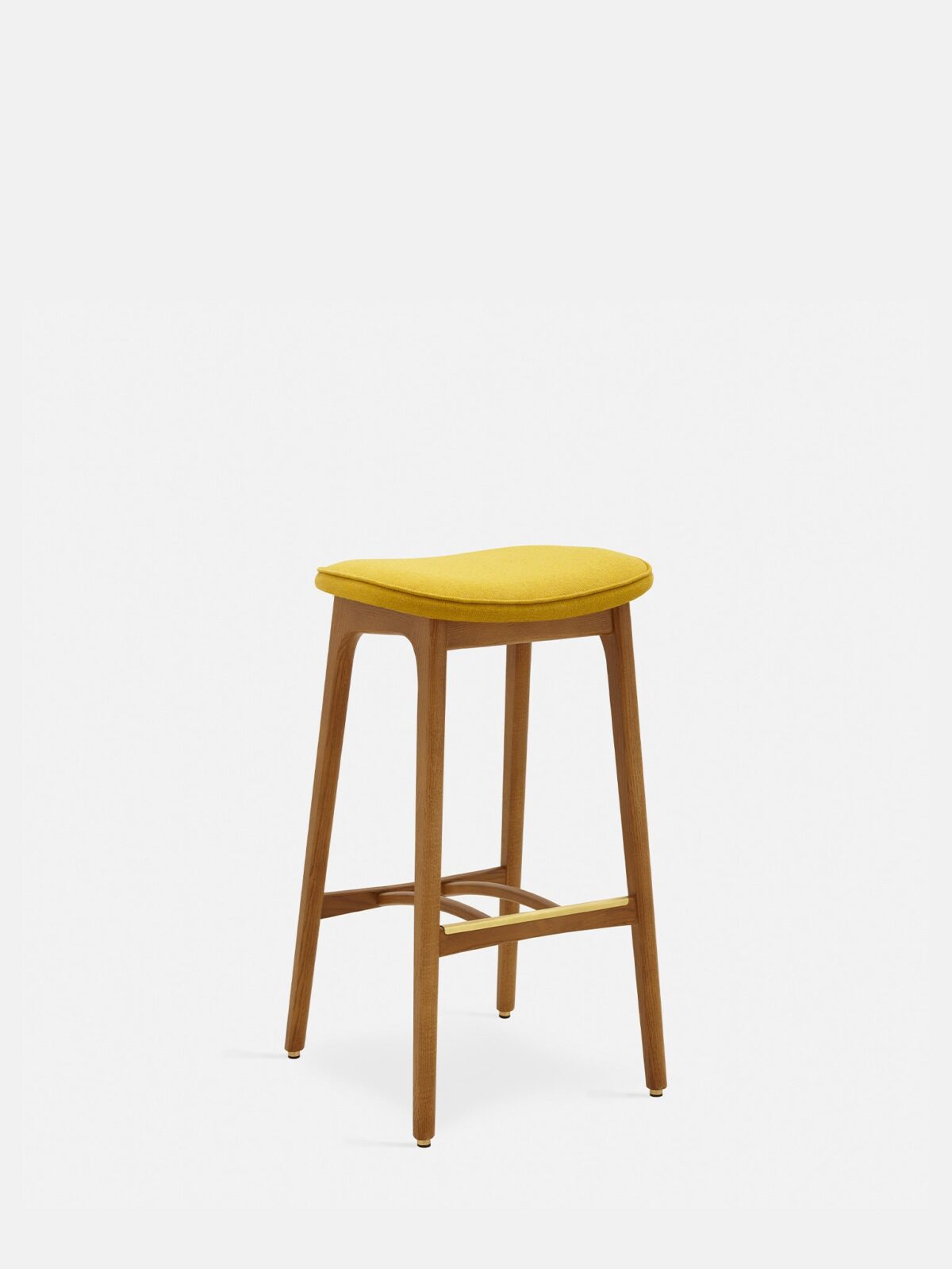 De 200-190 Barkruk Basic M/75 heeft een met mosterdwol beklede zitting, een donkerhouten frame met vier schuine poten en twee horizontale steunbalken tegen een effen witte achtergrond.