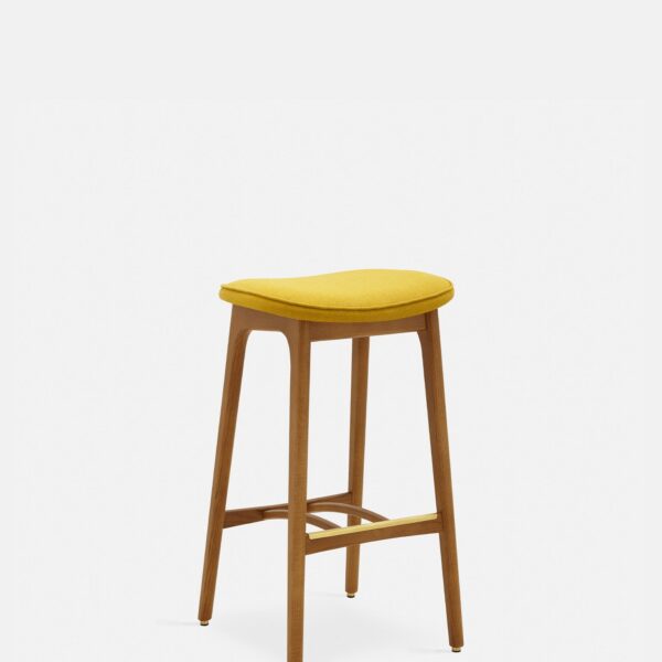De 200-190 Barkruk Basic M/75 heeft een met mosterdwol beklede zitting, een donkerhouten frame met vier schuine poten en twee horizontale steunbalken tegen een effen witte achtergrond.