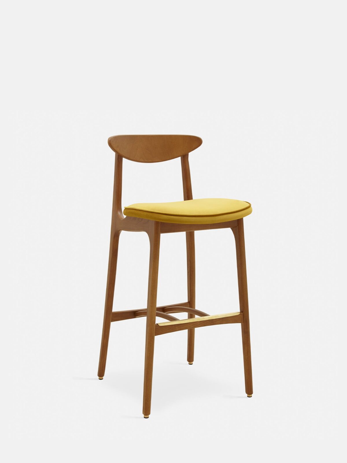 De 200-190 Barkruk M/75 heeft een gebogen rugleuning, een met mosterdglans fluweel beklede zitting, schuin geplaatste poten van donker hout en een modern minimalistisch ontwerp tegen een effen witte achtergrond.
